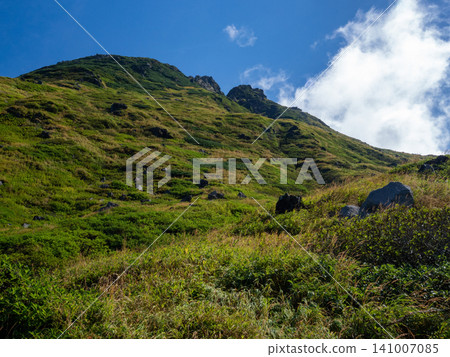 鳥海山雄偉的岩石山峰聳立在蔚藍的天空下。 鳥海山雄偉的岩石山峰聳立在蔚藍的天空下。 141007085