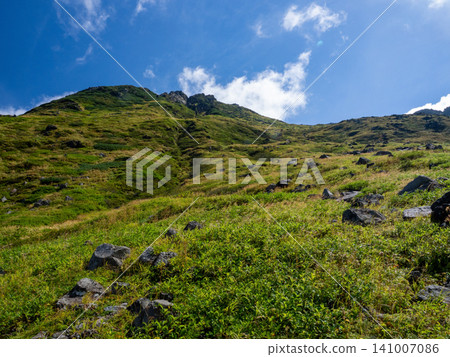 寧靜的岩石聖地:新山崎嶇的山脊線。 寧靜的岩石聖地:新山崎嶇的山脊線。 141007086