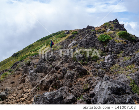 鳥海峰高聳入雲,雲霧繚繞,嶙峋山峰綿延不絕。 鳥海峰高聳入雲,雲霧繚繞,嶙峋山峰綿延不絕。 141007108
