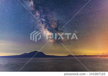 在支笏洞爺國立公園,絢麗的銀河和繁星點點的夜空在支笏湖上空美麗地升起。 在支笏洞爺國立公園,絢麗的銀河和繁星點點的夜空在支笏湖上空美麗地升起。 141007183
