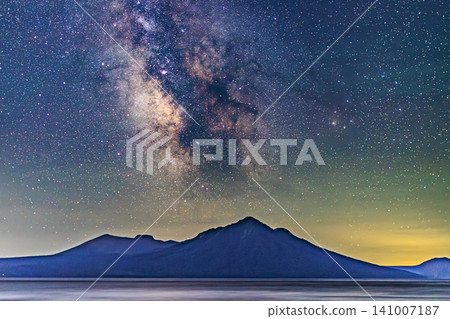 在北海道標誌性的神秘火山口湖-支湖上空,銀河在夜空中閃耀。 在北海道標誌性的神秘火山口湖-支湖上空,銀河在夜空中閃耀。 141007187