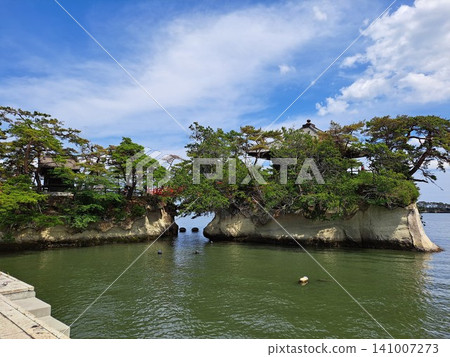 Otakashima Island and Sukashi Bridge (Matchmaking Bridge), home to the important cultural property "Godaido," a symbol of Matsushima, one of Japan's three most scenic spots. Otakashima Island and Sukashi Bridge (Matchmaking Bridge), home to the important cultural property "Godaido," a symbol of Matsushima, one of Japan's three most scenic spots. 141007273