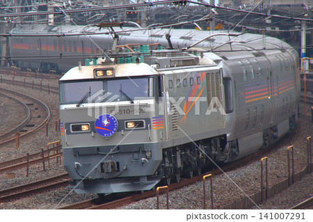 行駛在東北本線上的臥舖特快列車卡西奧佩亞號(銀色:由 EF510 型機車牽引)。 行駛在東北本線上的臥舖特快列車卡西奧佩亞號(銀色:由 EF510 型機車牽引)。 141007291