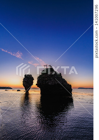 The beautiful sunrise over Ebisu Rock and Daikoku Rock, famous landmarks in Yoichi, floating on the calm summer sea. 141007296