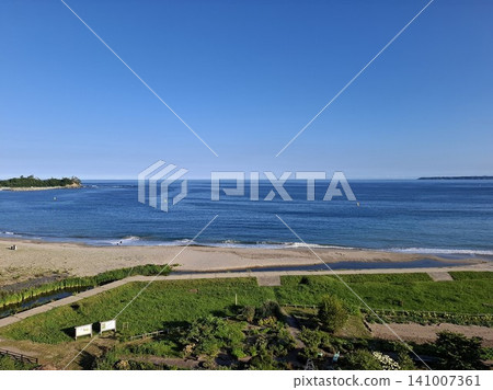 氣仙沼市大谷海岸美麗的沙灘和無垠的藍色夏日天空。 氣仙沼市大谷海岸美麗的沙灘和無垠的藍色夏日天空。 141007361