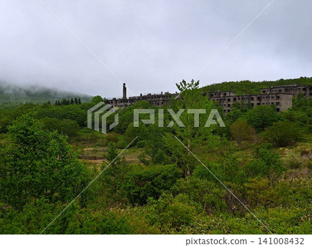 八幡平的工業遺產:松尾礦山舊址遺址,掩映在茂密的綠植和薄霧之中。 八幡平的工業遺產:松尾礦山舊址遺址,掩映在茂密的綠植和薄霧之中。 141008432