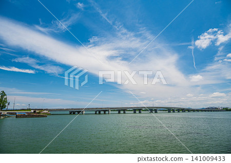 從滋賀縣大津市的瀨瀨城遺址公園眺望近江橋 141009433