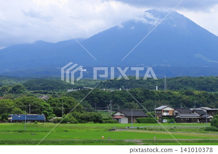 A freight train pulled by EF64-1049 powerfully speeds along the Hakubi Line with the majestic Mt. Daisen in the background. (Photographed on June 18, 2026) A freight train pulled by EF64-1049 powerfully speeds along the Hakubi Line with the majestic Mt. Daisen in the background. (Photographed on June 18, 2026) 141010378