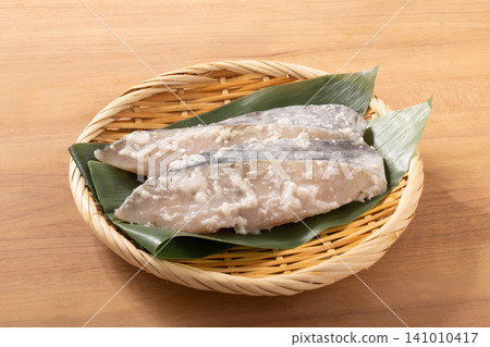 [韓式西班牙鯖魚] 用鹽曲醃製（烹調前） 141010417