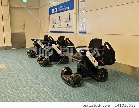 Self-driving wheelchair Self-driving wheelchair 141010552