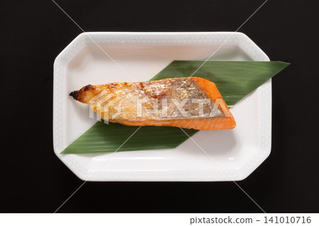 [智利養殖] 銀鮭魚腩風乾烤製。 141010716