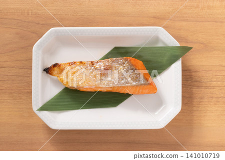 [智利養殖] 銀鮭魚腩風乾烤製。 141010719