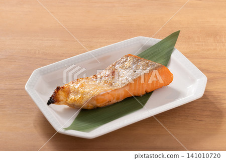 [Chilean farmed] Silver salmon belly dried and grilled. 141010720