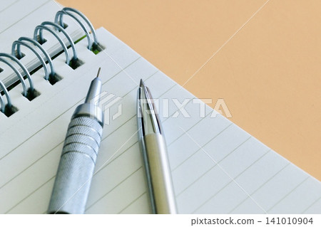 筆記本和書寫工具的商業形象 筆記本和書寫工具的商業形象 141010904