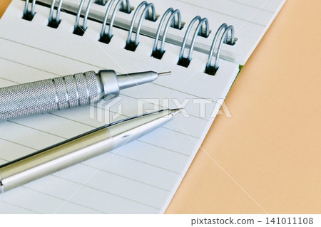 備忘錄和書寫工具的商務形象 備忘錄和書寫工具的商務形象 141011108