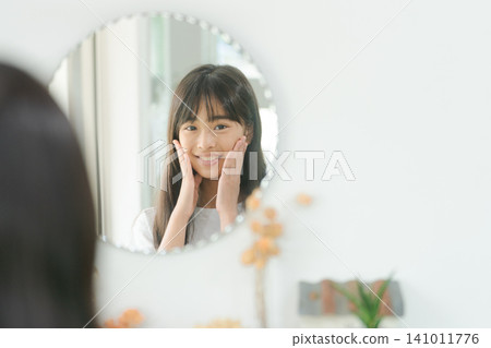 小學生照鏡子 小學生照鏡子 141011776