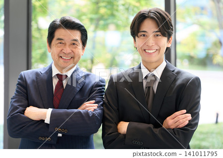 一位亞洲商人雙手交叉站立。 141011795