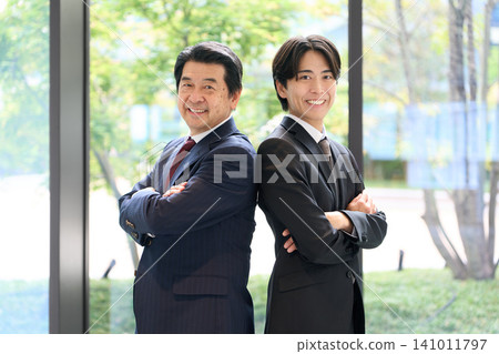 一位亞洲商人雙手交叉站立。 141011797