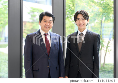 亞洲商務人士微笑著站著 141011801