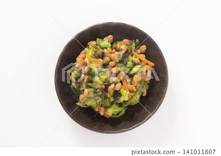 山葵莖、野澤菜泡菜和海帶,與納豆混合。 山葵莖、野澤菜泡菜和海帶,與納豆混合。 141011807