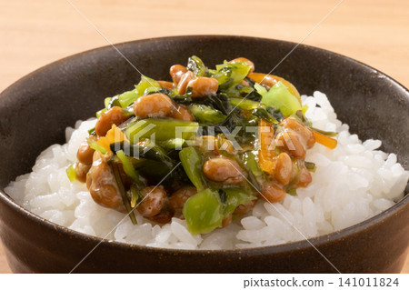 山葵莖、野澤菜泡菜和海帶,與納豆混合。 山葵莖、野澤菜泡菜和海帶,與納豆混合。 141011824