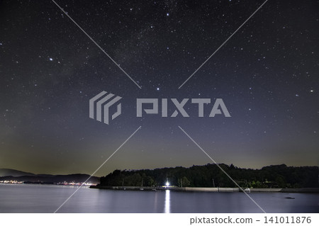 Autumn starry sky: Cygnus setting over the Seto Inland Sea Autumn starry sky: Cygnus setting over the Seto Inland Sea 141011876