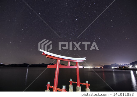 瀨戶內海上空的秋日星空:海鳥居上方的大犬座。 瀨戶內海上空的秋日星空:海鳥居上方的大犬座。 141011888
