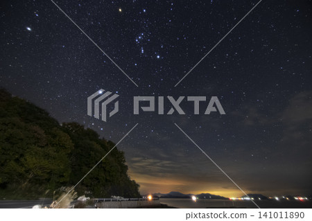 瀨戶內海上空的秋日星空:獵戶座和冬季大三角 瀨戶內海上空的秋日星空:獵戶座和冬季大三角 141011890