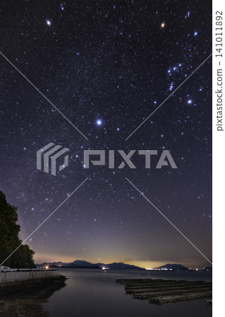 Autumn starry sky over the Seto Inland Sea: Orion and the Winter Triangle Autumn starry sky over the Seto Inland Sea: Orion and the Winter Triangle 141011892