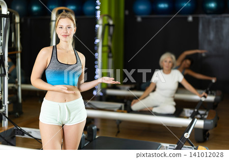 Trainer offers exercises on the reformer Trainer offers exercises on the reformer 141012028
