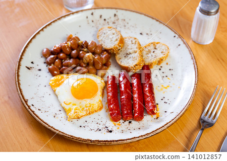 Delicious chistorra sausages with scrambled eggs and beans 141012857