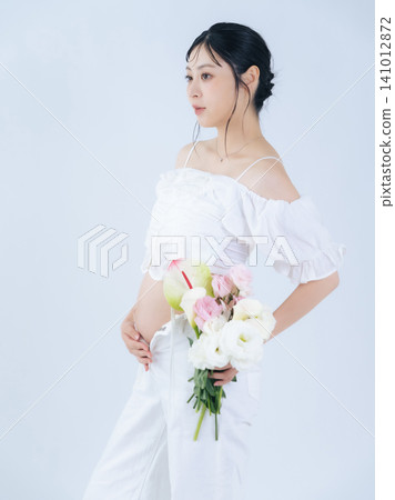 孕婦照。孕婦、懷孕、分娩、孕婦裝、紀念照、準備懷孕、媽媽、肚子、攝影工作室。 孕婦照。孕婦、懷孕、分娩、孕婦裝、紀念照、準備懷孕、媽媽、肚子、攝影工作室。 141012872