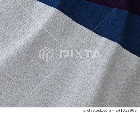 A gently wavy line in the background. 141012908