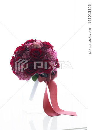 Red and pink bouquets for weddings. Red and pink bouquets for weddings. 141013306