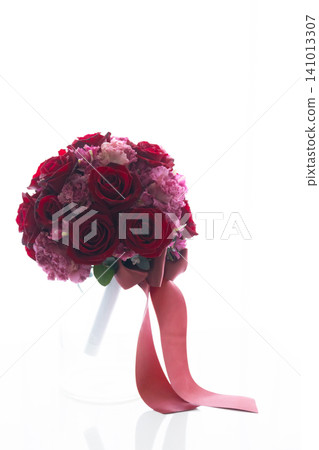 Red and pink bouquets for weddings. Red and pink bouquets for weddings. 141013307