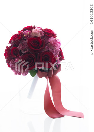 Red and pink bouquets for weddings. Red and pink bouquets for weddings. 141013308