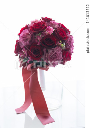 Red and pink bouquets for weddings. Red and pink bouquets for weddings. 141013312