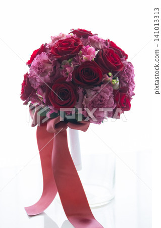 Red and pink bouquets for weddings. Red and pink bouquets for weddings. 141013313