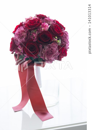 Red and pink bouquets for weddings. Red and pink bouquets for weddings. 141013314