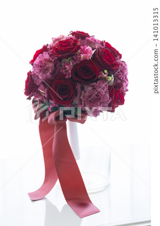Red and pink bouquets for weddings. Red and pink bouquets for weddings. 141013315