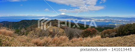 金冠山全景照片，位於伊豆半島伊豆山脊步道上，可以看到富士山。 141013445