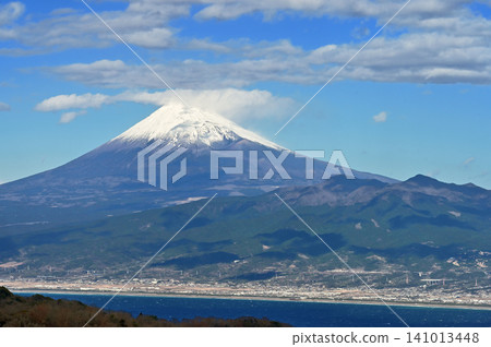 伊豆半島上的伊豆山脊步道：冬季雲霧繚繞的金冠山，以及富士山和足高山。 141013448