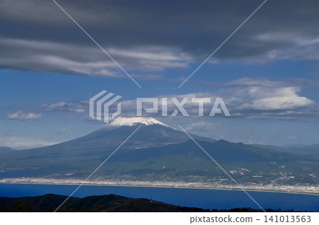 從伊豆半島伊豆山脊步道上的達摩山頂望去,富士山籠罩在烏雲之中。 從伊豆半島伊豆山脊步道上的達摩山頂望去,富士山籠罩在烏雲之中。 141013563