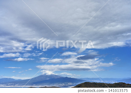 View from Darumayama Mountain on the Izu Ridge Trail of the Izu Peninsula: Mount Fuji visible in the clouds spreading across the sky. View from Darumayama Mountain on the Izu Ridge Trail of the Izu Peninsula: Mount Fuji visible in the clouds spreading across the sky. 141013575