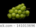 一張濕漉漉的 Shine Muscat 葡萄的照片，背景是黑色。 141013696