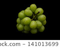一張濕漉漉的 Shine Muscat 葡萄的照片，背景是黑色。 141013699