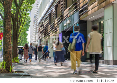 Sakae, Naka Ward, Nagoya City: Urban scenery - In front of GENTA in the north building of Matsuzakaya Nagoya store, bustling sidewalk on Hisaya-odori. Sakae, Naka Ward, Nagoya City: Urban scenery - In front of GENTA in the north building of Matsuzakaya Nagoya store, bustling sidewalk on Hisaya-odori. 141014026