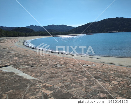 Shiratsuruhama Beach and the cobblestone promenade Shiratsuruhama Beach and the cobblestone promenade 141014125