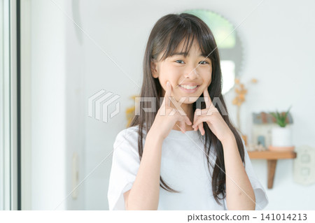 小學女生帶著微笑 小學女生帶著微笑 141014213