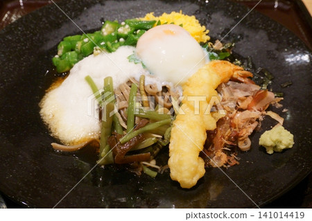 蕎麥麵配溏心蛋、野菜和炸蝦天婦羅(3人份) 蕎麥麵配溏心蛋、野菜和炸蝦天婦羅(3人份) 141014419